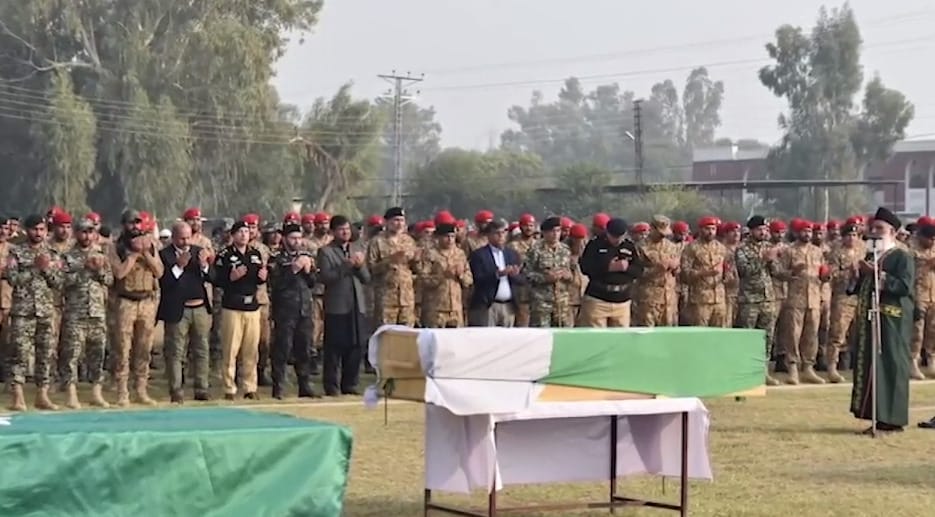 دہشت گردوں کے حملے میں جام شہادت نوش کرنیوالے تئیس بہادر جوانوں کی نماز جنازہ ادا کردی گئی