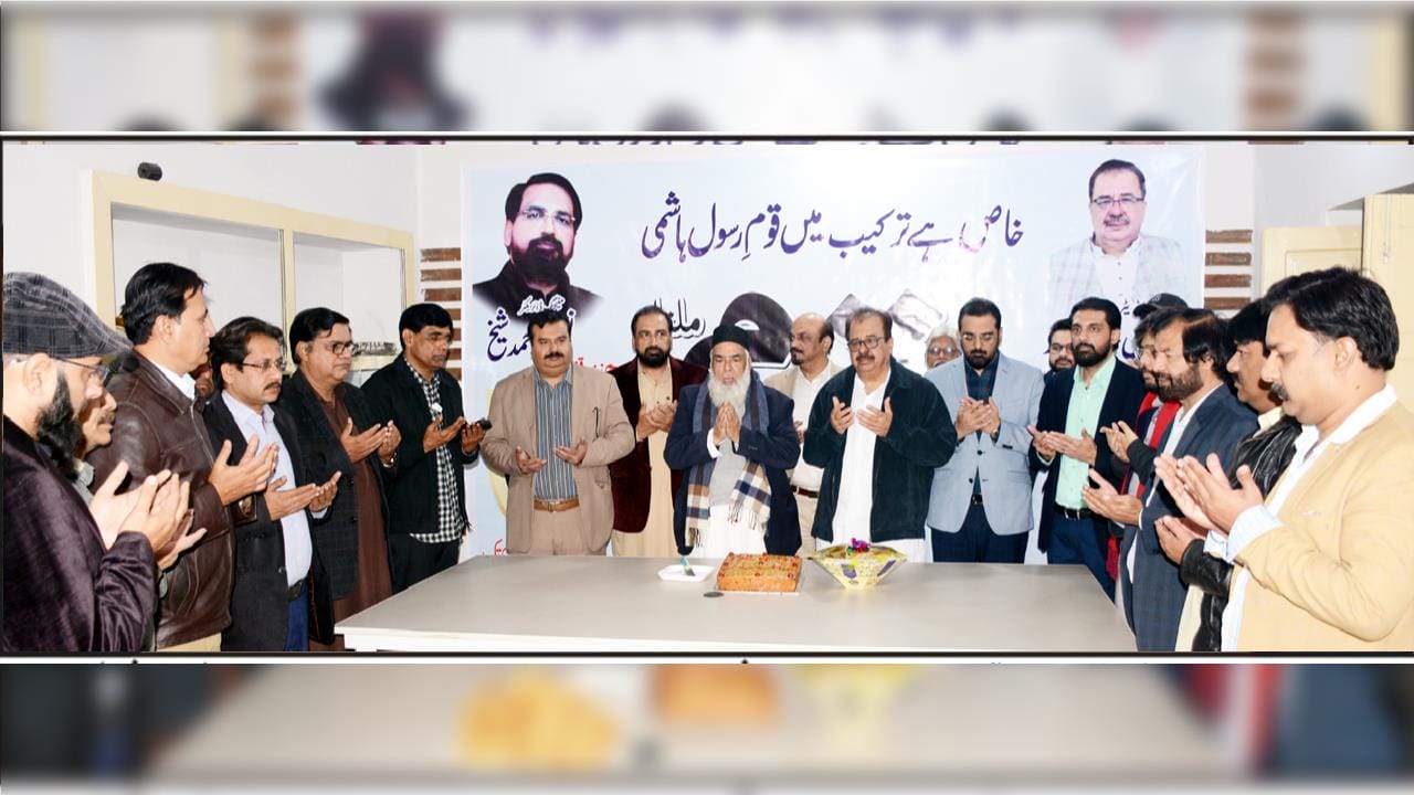 ملتان: روزنامہ قوم کی پہلی سالگرہ کے موقع پر حاجی عبداللطیف شیخ ، چیف ایڈیٹر میاں غفار احمد ،منیجنگ ڈائریکٹر نعیم احمد شیخ، سیکرٹری زراعت ثاقب علی عطیل ،ڈائریکٹر تعلقات عامہ سجاد جہانیہ ،سٹی ٹریفک آفیسر رائو نعیم شاہد ،وائس پریذیڈنٹ ملتان چیمبر آف کامرس ندیم احمد شیخ ،شیخ عدنان ،شیخ عمار نعیم، سلمان نعیم شیخ ،حمزہ علی شیخ ، ہارون شیخ ،سید قلب حسن رفیق احمد قریشی ،جاوید اقبال عنبر،شاہد صدیق ،یعقوب سید ،شعیب افتخار ادارے کی ترقی کے لئے دعا کر رہے ہیں