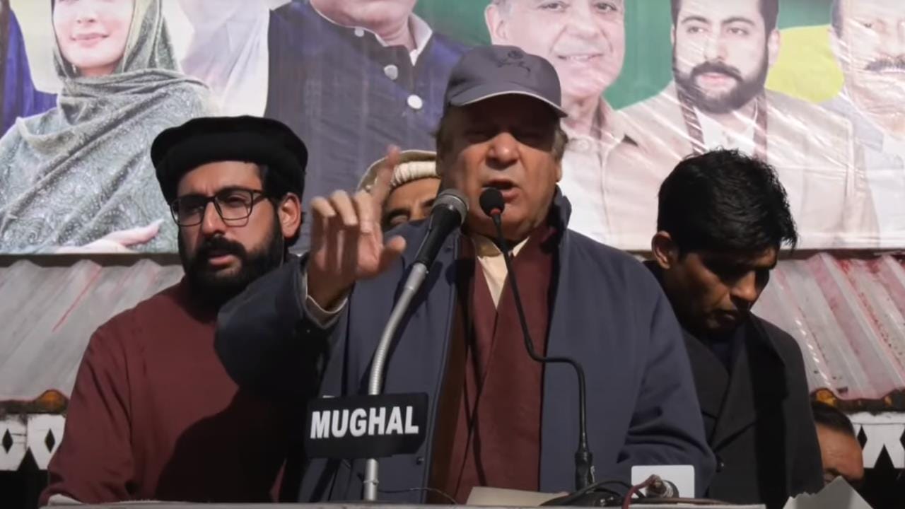 مری میں جلسہ عام سے خطاب کرتے ہوئے نواز شریف نے کہا کہ پنڈی تا مری کی سڑک پاکستان کی خوبصورت سڑک 1985ء میں بنی ،میں وزیراعلیٰ تھا۔ مجھے افسوس ہے کہ میرے جانے کے بعد اس ملک کو کیا ہوگیا۔ جب میں وزیراعظم تھا تو لوڈ شیڈنگ کا خاتمہ کیا۔ بجلی سستی کی، مہنگائی ختم کی، موٹر ویز بنائے، روٹی سستی کردی تھی پٹرول سمیت تمام اشیا خوردنوش کے نرخ بھی کم تھے۔ ٹریکٹر، کھاد، کاریں، موٹر سائیکلیں سب کے نرخ کم تھے ۔سونے کا ریٹ کہاں پہنچ چکا ہے ۔ عوام بتائیں وہ وقت اچھا تھا یا یہ والا اچھا ہے ۔ نواز شریف نے کہا آج بھی پوچھتا ہو ں مجھے کیوں نکالا ؟آج وہ خود استعفیٰ دے کر گھر چلا گیا کچھ دال میں کالا تھا ،چور کی ڈاڑھی میں تنکا تھا تب ہی تو استعفیٰ دیا حالاں کہ وہ جج صاحب 08ماہ بعد خود چیف جسٹس بننے والے تھے۔خدا کی قدرت دیکھیں مجھے نکالنے والے کو ساری زندگی کے لیے ڈس کوالیفائی کردیا اور آج وہی نواز شریف آپ کے سامنے کھڑا ہے۔