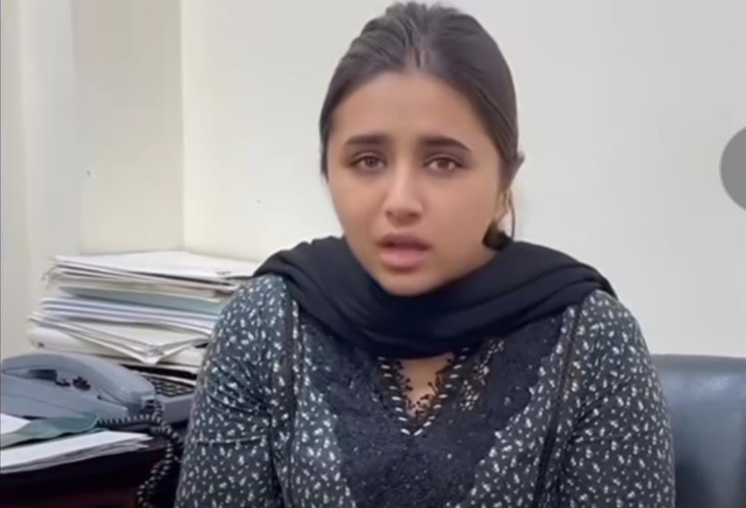 مشہور ٹک ٹاکر مناہل ملک کی دس سے زائد ویڈیوز گزشتہ دنوں لیک ہو کر وائرل ہوگئیں۔ جس پر مناہل ملک کو سوشل میڈیا صارفین کی جانب سے شدید تنقید کا نشانہ بنایا جارہا ہے۔ اور بعض صارفین اسے مشہور ہونے کے لئے حربہ بھی قرار دے رہے ہیں۔