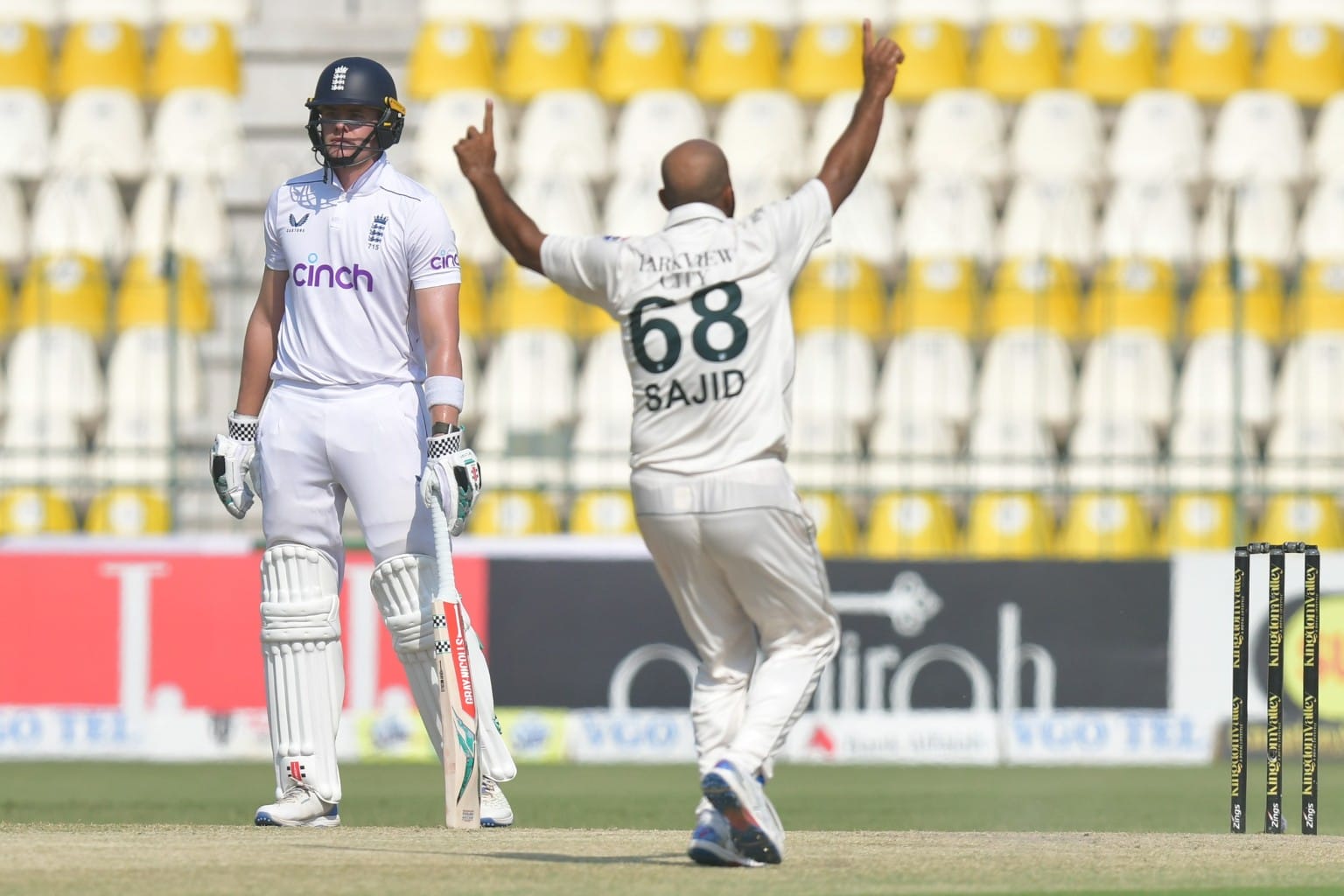 پاکستان اور انگلینڈ کے درمیان سیریز کا تیسرا اور فیصلہ کن میچ چوبیس اکتوبر سے راولپنڈی سٹیڈیم میں شروع ہونے جارہا ہے۔ پہلے میچ میں انگلینڈ جبکہ دوسرے میچ میں پاکستان نے ملتان سٹیڈیم میں کامیابی حاصل کی تھی
