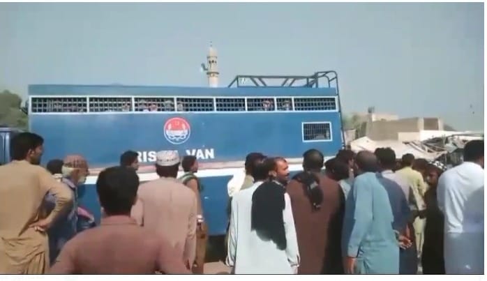 مظفرگڑھ: ہیڈبکائنی کے قریب قیدیوں کو لے جانے والی پولیس وین تیزرفتاری کے باعث رکشے پر چڑھ گئی.