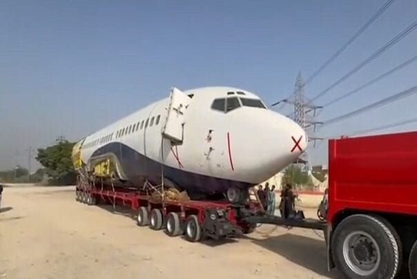 موٹر وے پولیس نے کراچی سے حیدرآباد براستہ سڑک لے جانے والے ہوائی جہاز روک لیا