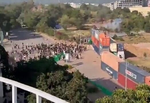 پی ٹی آئی قافلے ڈی چوک پہنچ گئے، فوج نے کنٹرول سنبھال لیا، پولیس کی طرف سے شیلنگ