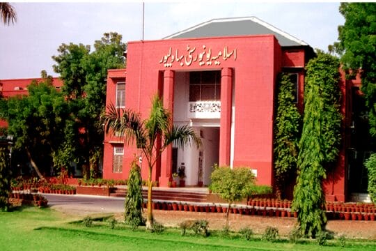 بہاولپور(کرائم سیل) پنجاب کی 25جامعات میں ریگولروائس چانسلرزکی تعیناتی کامعاملہ، مزید 3یونیورسٹیوں کی سمریاں گورنرپنجاب کوبھجوادی گئی اسلامیہ یونیورسٹی بہاولپورسمیت چار یونیورسٹیوں میں ریگولروائس چانسلرکی تعیناتی کیلئے دوبارہ اشتہارجاری کردیاگیا۔ تفصیلات کے مطابق حکومت پنجاب کی جانب سے پنجاب کی 25جامعات میں ریگولروائس چانسلرزکی تعیناتی کا عمل شروع کیاگیاتھا۔ اس حوالے سے سرچ کمیٹی نے تمام یونیورسٹیوں کے انٹرویوز مکمل کرکے پینلز وزیراعلیٰ پنجاب کوبھجوادئیے تھے جن میں سے 18 یونیورسٹیوں کی سمریاں گورنرپنجاب کوبھیجی گئی تھی تاہم گورنرپنجاب نے کسی بھی سمری کومنظورنہیں کیاتھا اوررولزکے مطابق وقت مقررہ پوراہونے پر ہائرایجوکیشن ڈیپارٹمنٹ حکومت پنجاب نے وزیراعلیٰ پنجاب کے احکامات کی روشنی میں 18وائس چانسلرزکی تعیناتیوں کے آرڈر جاری کردئیے تھے تاہم اس کے باوجود سات یونیورسٹیوں کا معاملہ زیرالتوا تھاجس میں خاص طورپراسلامیہ یونیورسٹی بہاولپوربھی شامل تھی تاہم اب وزیراعلیٰ آفس کی جانب سے تین یونیورسٹیوں کی سمریاں گورنرپنجاب کو بھیج دی گئی ہیں جن میں انفارمیشن ٹیکنالوجی یونیورسٹی لاہور، یونیورسٹی آف گجرات اورویمن یونیورسٹی آف ملتان شامل ہیں جبکہ 4 یونیورسٹیوں کی سمریوں کووزیراعلیٰ پنجا ب نے مستردکرتے ہوئے دوبارہ اشتہارجاری کرنے کے احکامات جاری کئے تھے جس پرہائرایجوکیشن ڈیپارٹمنٹ حکومت پنجاب نے اسلامیہ یونیورسٹی بہاولپور،ہوم اکنامکس ویمن یونیورسٹی،گورنمنٹ کالج یونیورسٹی لاہور،یونیورسٹی آف ناروال میں ریگولروائس چانسلرزکی تعیناتی کیلئے دوبارہ اشتہارجاری کردیاہے اور امیدواروں سے درخواستیں طلب کرلی ہیں۔ بتایاجاتاہے کہ پہلے سے تشکیل دی گئی سرچ کمیٹی ہی ان یونیورسٹیزکیلئے امیدواروں کے انٹرویوزلے گی اوردوبارہ اپنی سفارشات پینل کی صورت میں وزیراعلیٰ کوبھجوائے گی۔ دوسری طرف بتایاگیاہے کہ اسلامیہ یونیورسٹی بہاولپورکیلئے پہلے سرچ کمیٹی کی جانب سے بھیجے گئے پینل میں پہلے نمبرپر آنیوالے امیدوار نعیم خان کی جانب سے لاہورہائیکورٹ لاہوربنچ میں رٹ دائرکی ہوئی ہے جس پرہائی کورٹ نے سیکرٹری ہائرایجوکیشن،چانسلراسلامیہ یونیورسٹی،قائم مقام وائس چانسلراسلامیہ یونیورسٹی کونوٹسزجاری کئے ہوئے ہیں اوران سے جواب طلب کررکھاہے۔ ذرائع کاکہناہے کہ ممکنہ طورپر پٹیشنر نعیم خان کی جانب سے ہائرایجوکیشن ڈیپارٹمنٹ حکومت پنجاب کی جانب سے اس اشتہارکوبھی عدالت میں چیلنج کیاجاسکتاہے۔ وی سی تعیناتی