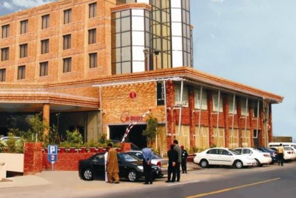 ابدالی روڈ رمادہ ہوٹل کے پارکنگ سٹینڈ میں تبدیل ،ٹریفک پولیس کا 20 سال سے استثنیٰ