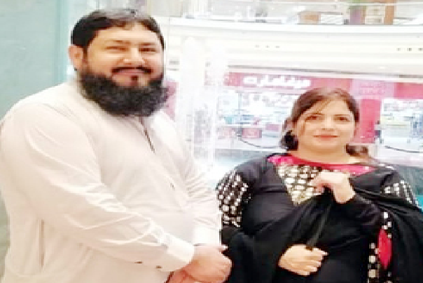 ملتان(سٹاف رپورٹر)سود خوری کے حوالے سے بدنام میاں بیوی ندیم سپل اور شازیہ نے اپنے دوسرے ٹاؤٹ خواجہ سلیم کو آگے کر کے نورین ناصر نامی خاتون کو بلیک میل کر کے اس سے لئے گئے چیک خواجہ سلیم کو دے کر مقدمہ درج کرانے کی کوشش کی تو دوران تفتیش تھانہ شاہ شمس میں خواجہ سلیم اپنا کسی بھی قسم کا کوئی بھی تعلق نورین ناصر اور ان کے خاوند ناصر سے ثابت نہ کر سکا جس پر پولیس تھانہ شاہ شمس نے خواجہ سلیم نامی سود خوروں کے ٹاؤٹ کے خلاف رپورٹ لکھ کر عدالت بھجوا دی تو خواجہ سلیم نے ایک پولیس آفیسر کے ذریعے نہ صرف تفتیش تبدیل کرا لی بلکہ اپنی مرضی کے تفتیشی آفیسرکوتفتیش مارک کروا دی ۔خواجہ سلیم جو کہ ندیم سپل کی اہلیہ شازیہ کو اپنے منہ بولی بہن کہتا ہے مگر حقیقت میں یہ ان کے سود خوری کے مکروہ کاروبار کا حصہ دار ہے۔ صرافہ بازار کی ایک گلی میں اس کی دکان محض سود خوری ہی کا اڈا بنی ہوئی ہے جہاں سونے وغیرہ کا کوئی تصور ہی نہیں۔ چند انگوٹھیاںرکھ کر سونا گروی رکھنے کیلئےآنے والی خواتین کو لوٹتا ہے۔ بتایا گیا ہے کہ ندیم سپل کے خلاف تھانہ مخدوم رشید میں بھی دو سال قبل 578 نمبر ایف آئی آر درج ہو چکی ہے جس میں موٹر سائیکلیں قسطوں پر دیکھ کر پوری پیمنٹ لینے کے بعد بھی سود کیلئے کاغذات دینے سے ندیم سپل کے انکاری ہونے پر کارروائی کی گئی تھی۔ سودخور ندیم سپل