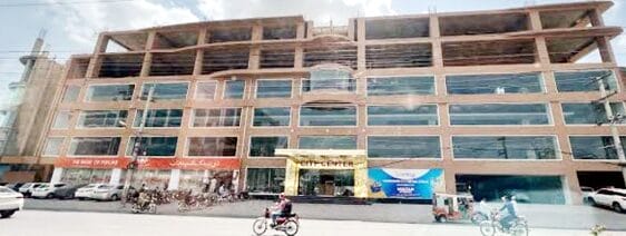 ملتان(سٹاف رپورٹر) سابق سب رجسٹرار سٹی ملتان کی طرف سے حکومت پنجاب کو نصرت روڈ ملتان پر واقع کمرشل پلازہ کی رجسٹری میں لاکھوں روپے سے زائد نقصان پہنچانے کے حوالے سے روزنامہ قوم میں گزشتہ روز شائع شدہ خبر پر ڈپٹی کمشنر نے ایک ہفتے میں تحقیقات مکمل کرکے رپورٹ پیش کرنے کا حکم دیا ہے جبکہ رجسٹری محرر کے خلاف میجر پلنٹی کی سفارش کی جا رہی ہے جو ملازمت سے برخاستگی بھی ہو سکتی ہے۔ یاد رہے کہ نصرت روڈ پر واقع اس پلازے کے معاملات سالہا سال سے بگڑے ہوئے ہیں اور یہاں 6 منزلہ سٹی سنٹر کے نام پر پلازہ، کمرشل سنٹر اور جدید سہولتوں سے آراستہ فلیٹ بنائے جانے تھے جس کی تشہیری مہم کے بعد درجنوں افراد نے دکانیں، فلیٹ اور فلور بک کروا کر کروڑوں روپے کی مرحلہ وار ادائیگیاں بھی کر دی تھیں مگر تین منزلہ پلازہ بنا کر کام روک دیا گیا پھر تھوڑی دیر بعد کام شروع ہوا تو تیسری مرتبہ بھی روک دیا گیا جس پر متاثرین نیب میں چلے گئے اور کئی ماہ تک معاملہ نیب میں زیر سماعت رہا اور مایوس درخواست گزاروں کو کئی سال بعد ان کی اصل رقم بھی اقساط میں بمشکل مل سکی۔ اس دوران سٹی سنٹر مالکان نے اس پلازے کا ایک حصہ معروف ڈیپارٹمنٹل سٹورز چین’’ امتیاز‘‘ کو 75 کروڑ میں فروخت کر دیا مگر شرائط پوری نہ ہونے کی وجہ سے یہ معاہدہ بھی التوا میں چلا گیا۔ بتایا گیا ہے کہ اس وقت اس پلازے کی قیمت 10 ارب سے بھی زائد ہو چکی ہے مگر سابق سب رجسٹرار نے اس رجسٹری میں کئی سال پرانی والی صرف 20 کروڑ قیمت ظاہر کی جو کہ اصل قیمت کے مقابلے میں 50 گنا کم ہے اور اس میں بھی سابق سب رجسٹرار سٹی نے کروڑوں کی دیہاڑی الگ سے لگائی۔ سٹی سنٹر