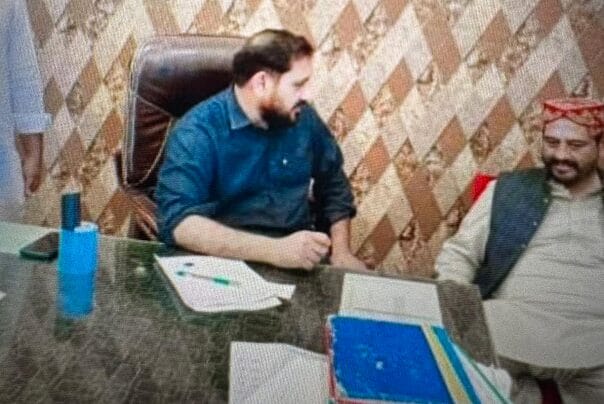 مہنگے کھانے،بچوں،دوستوں کیلئے تحائف ،25 لاکھ ڈکار کر قتل کے تفتیشی نے ٹرانسفر کرالی،مظلوم در بدر